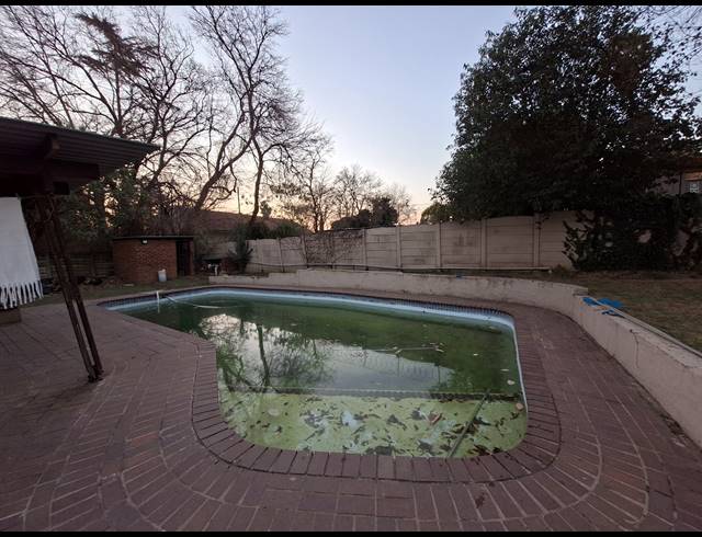 3 BEDROOM FREEHOLD FOR SALE IN LOMBARDY EAST